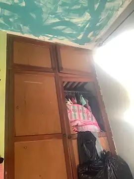 kioluy online show from December 2025 07:00:01 PM