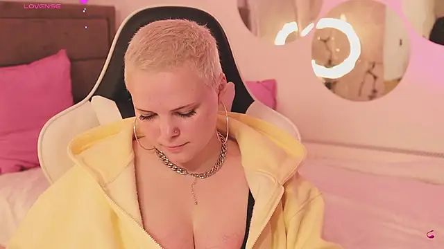 LikaBerry1 online show from February 2026 12:37:01 PM