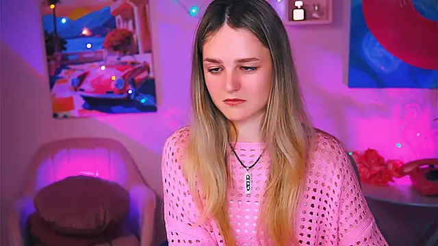 Snapshot of DeboraLarson chatting on December 2024 03:49:01 AM DeboraLarson online show from December 2024 03:49:01 AM