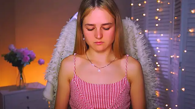 Snapshot of DeboraLarson chatting on October 2025 03:48:01 AM DeboraLarson online show from October 2025 03:48:01 AM