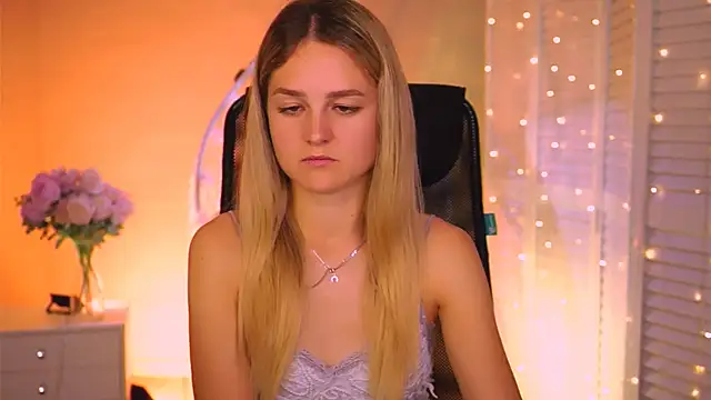 Snapshot of DeboraLarson chatting on June 2026 03:09:02 AM DeboraLarson online show from June 2026 03:09:02 AM