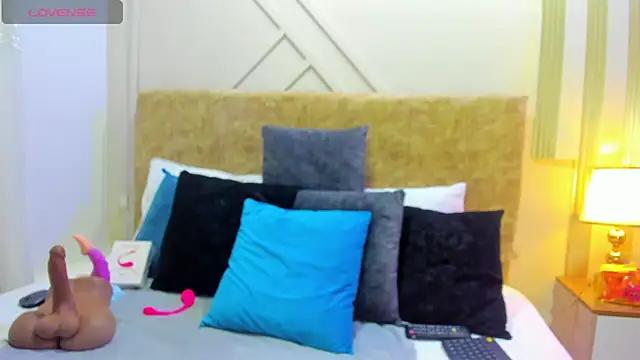 ashley  foxx  online show from November 2025 01:55:01 PM