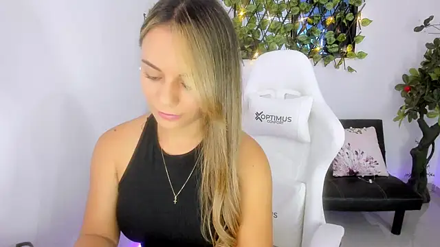 Snapshot of Sara_lopez_28 chatting on January 2025 03:20:01 PM Sara lopez 28 online show from January 2025 03:20:01 PM