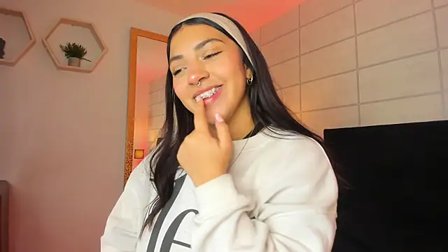 Snapshot of Christine_Laam chatting on October 2025 12:12:02 PM Christine Laam online show from October 2025 12:12:02 PM