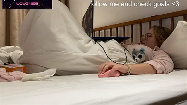 JacyWinslat online show from December 2025 02:45:02 PM