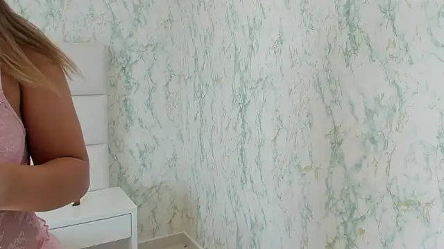 Snapshot of MIA__SAENZ chatting on December 2024 02:13:01 PM MIA SAENZ online show from December 2024 02:13:01 PM