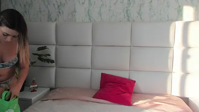 Snapshot of MIA__SAENZ chatting on January 2025 11:36:02 AM MIA SAENZ online show from January 2025 11:36:02 AM