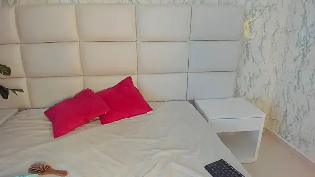 Snapshot of MIA__SAENZ chatting on January 2025 12:20:02 PM MIA SAENZ online show from January 2025 12:20:02 PM