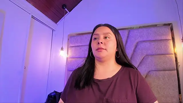 EmaJames25 online show from November 2025 06:32:01 PM