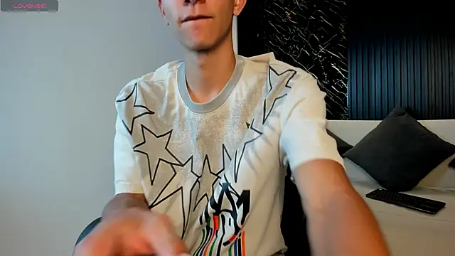 Aaron Scoot online show from April 2026 08:06:02 PM