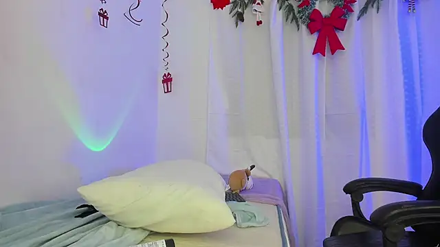 Snapshot of Lia_Petite1 chatting on January 2025 02:01:01 AM Lia Petite1 online show from January 2025 02:01:01 AM