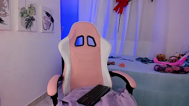 Snapshot of Lia_Petite1 chatting on March 2025 05:51:01 AM Lia Petite1 online show from March 2025 05:51:01 AM