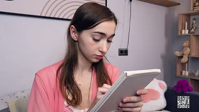 PollyBeev online show from November 2025 07:42:01 AM