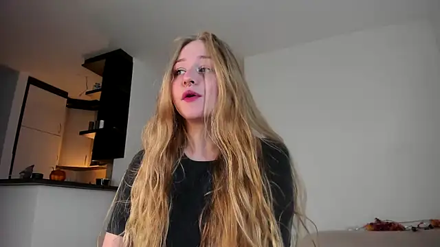 MiaMews online show from October 2025 01:03:02 PM