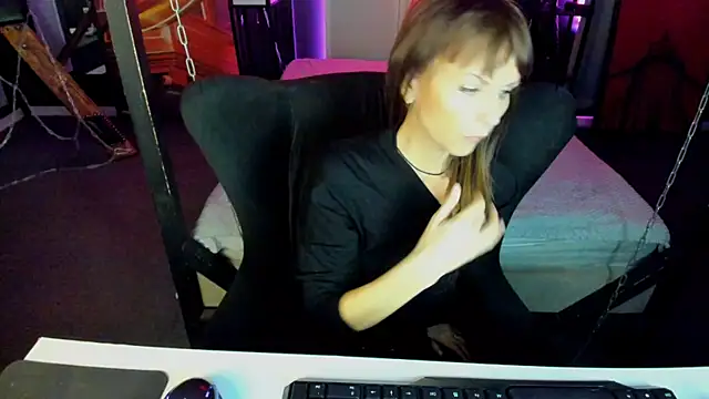 Elizabe th online show from February 2025 09:19:01 PM