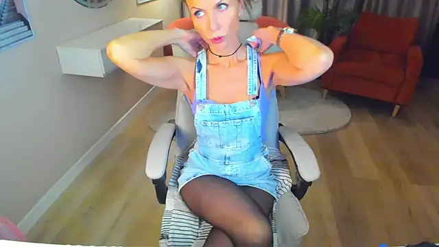 Elizabe th online show from February 2025 12:52:02 AM