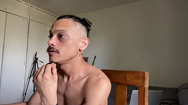 Snapshot of villanocat chatting on December 2024 04:38:01 PM villanocat online show from December 2024 04:38:01 PM