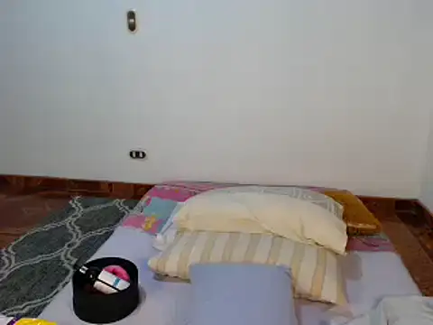 Snapshot of JulieeHabubu chatting on February 2025 01:00:01 AM JulieeHabubu online show from February 2025 01:00:01 AM