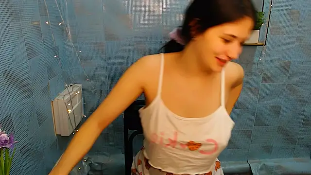 Snapshot of AliceSexyyy_ chatting on December 2024 02:09:01 AM AliceSexyyy  online show from December 2024 02:09:01 AM