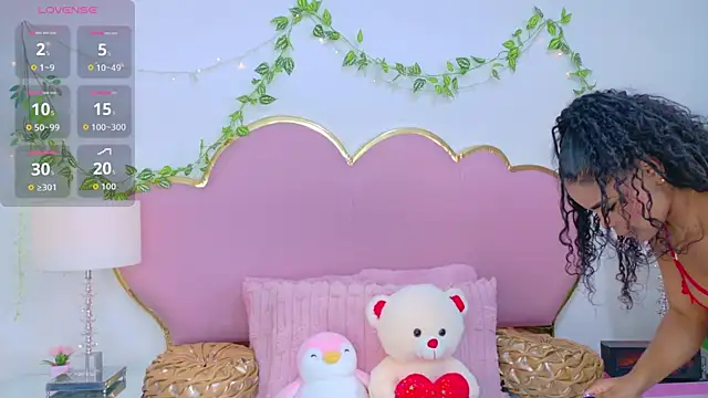 NahiaraReina online show from November 2025 01:25:02 PM