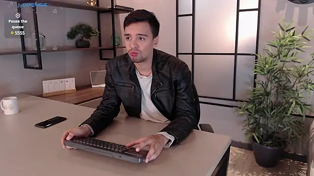 Snapshot of Edward_max chatting on January 2025 03:17:02 AM Edward max online show from January 2025 03:17:02 AM
