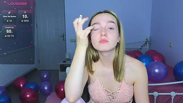 Snapshot of Wild_Sophie_ chatting on November 2025 06:42:02 PM Wild Sophie online show from November 2025 06:42:02 PM