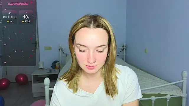 Snapshot of Wild_Sophie_ chatting on December 2025 05:55:02 PM Wild Sophie online show from December 2025 05:55:02 PM