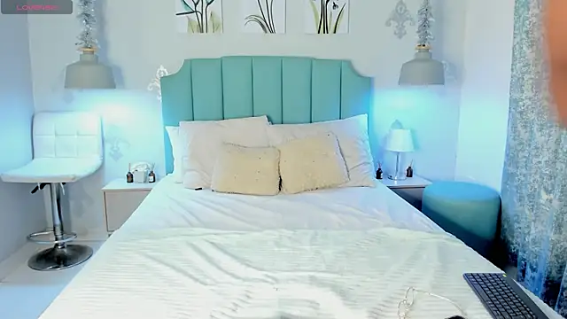 Khenta Michells online show from March 2025 01:49:02 PM