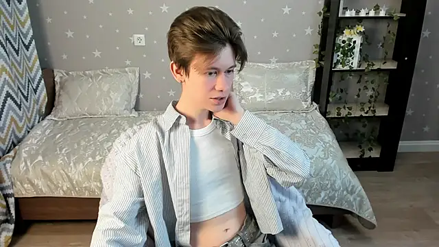 AndrewwCarter2 online show from December 2025 07:43:02 PM