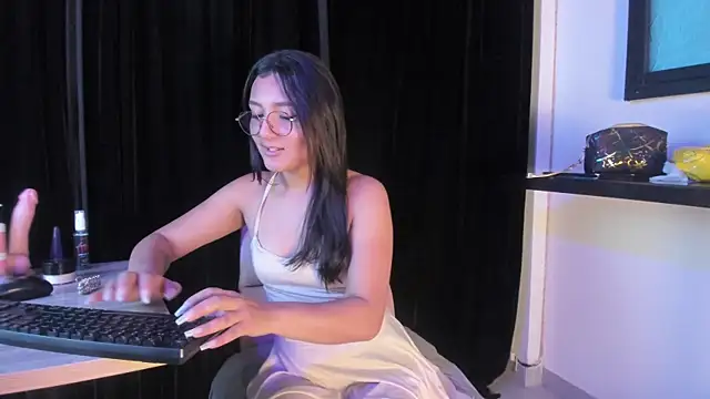 Snapshot of Afrodita_Shalom chatting on December 2024 11:44:02 AM Afrodita Shalom online show from December 2024 11:44:02 AM