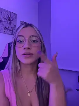 Snapshot of Issabela_G1 chatting on May 2026 02:42:01 AM Issabela G1 online show from May 2026 02:42:01 AM
