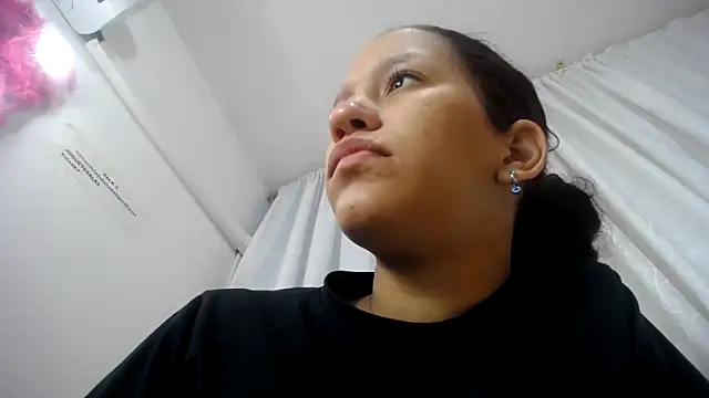 Snapshot of LAURA_SMIITH chatting on February 2025 09:20:02 AM LAURA SMIITH online show from February 2025 09:20:02 AM