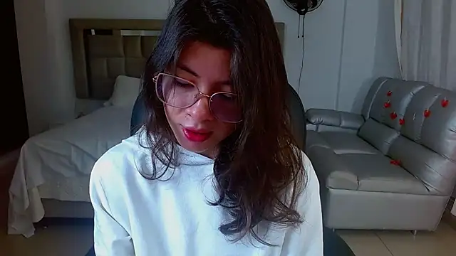 zoecruzz online show from March 2026 02:00:02 PM