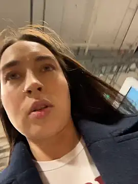 Holly Play online show from November 2025 12:08:02 PM