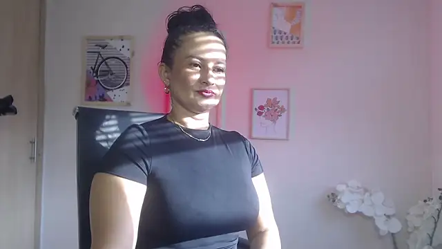 lucy diiaz online show from February 2025 10:01:01 PM