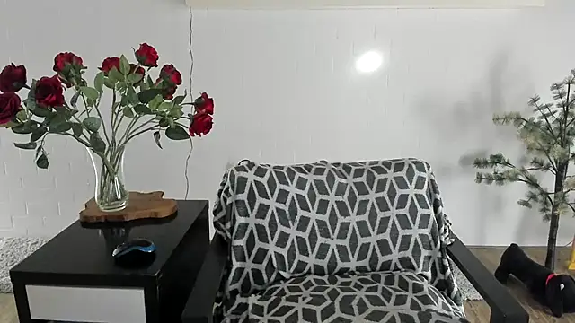 MendiPetite online show from April 2026 04:53:02 PM