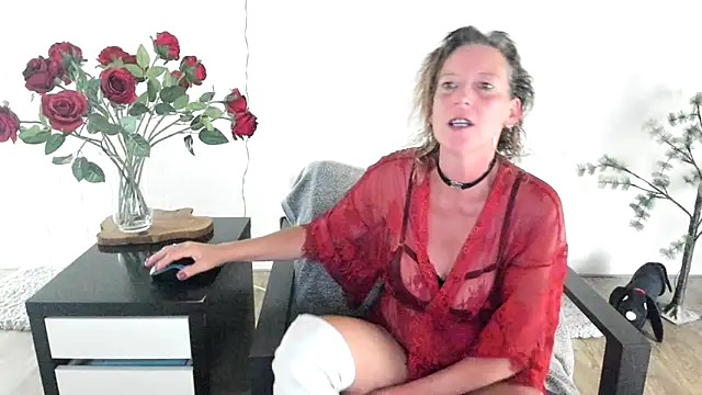 Snapshot of MendiPetite chatting on May 2026 07:52:02 PM MendiPetite online show from May 2026 07:52:02 PM
