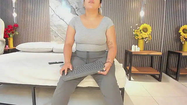 Snapshot of julietha_taylor chatting on May 2026 01:13:02 AM julietha taylor online show from May 2026 01:13:02 AM