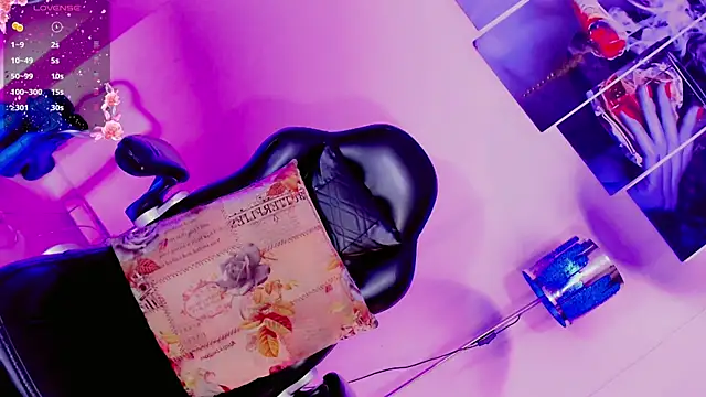 dollswit01 online show from April 2026 08:33:02 PM