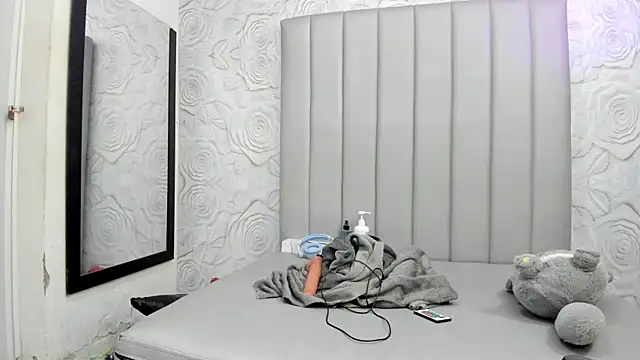 AlexaFoxy18 online show from April 2026 07:06:02 AM