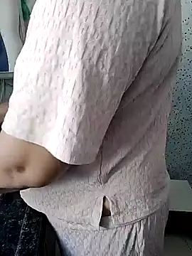 Snapshot of milf-kaira chatting on January 2025 04:29:01 AM milf-kaira online show from January 2025 04:29:01 AM