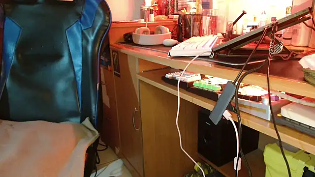 Snapshot of DirtyDi97 chatting on October 2025 04:13:01 AM DirtyDi97 online show from October 2025 04:13:01 AM