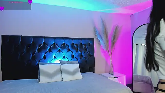 aisha   online show from February 2025 06:43:02 PM