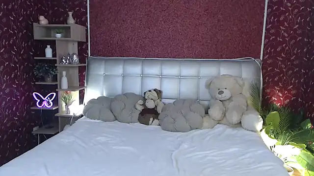 AuroraAksnesss online show from September 2025 08:14:02 AM