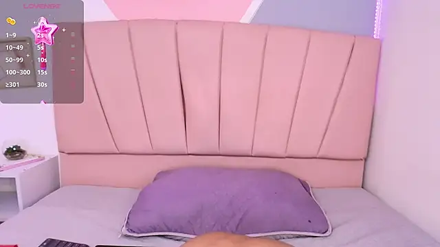 Missslunaa online show from January 2025 07:00:02 PM