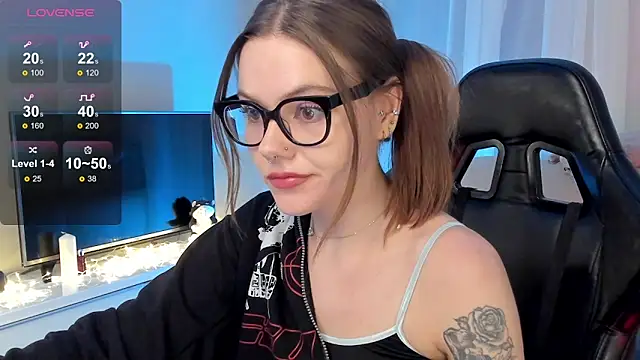 Snapshot of Marta_May_ chatting on January 2025 08:40:02 PM Marta May online show from January 2025 08:40:02 PM