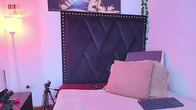 dafne queenn online show from November 2025 01:00:02 PM