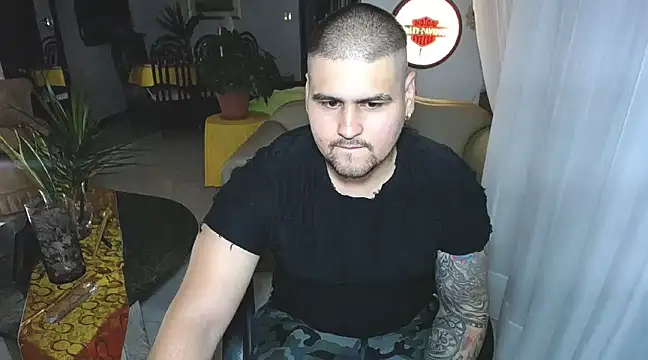 Snapshot of pitbullveryhot chatting on February 2025 03:18:01 AM pitbullveryhot online show from February 2025 03:18:01 AM