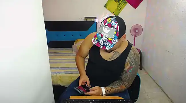 Snapshot of pitbullveryhot chatting on March 2025 03:33:02 AM pitbullveryhot online show from March 2025 03:33:02 AM