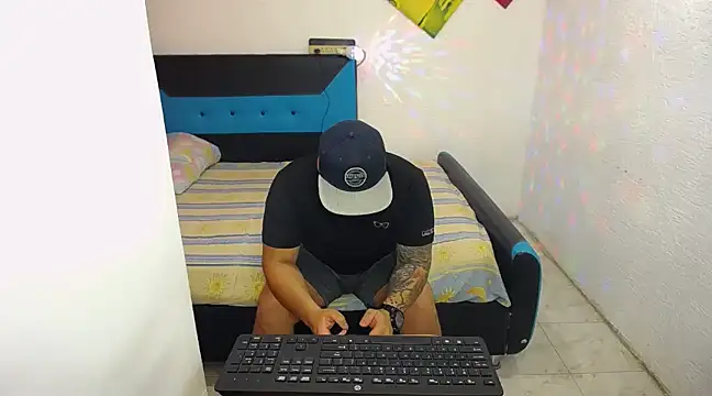 Snapshot of pitbullveryhot chatting on March 2025 03:07:01 AM pitbullveryhot online show from March 2025 03:07:01 AM